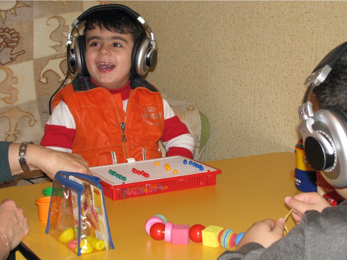 Tomatis® audioməşqi zamanı | “İstedad” Uşaqların İnkişafına Dəstək Mərkəzi